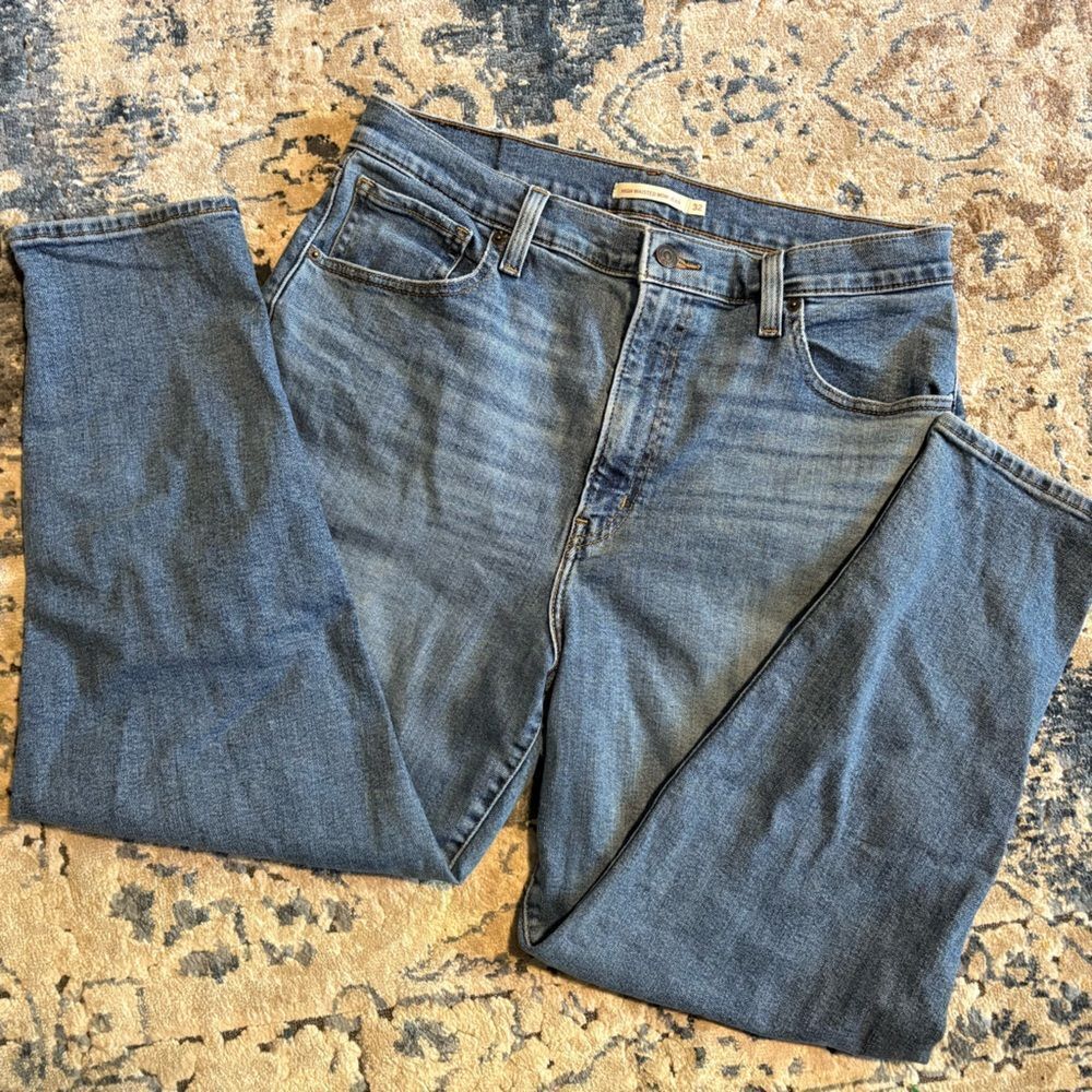 Levi’s High Waisted Mom Jean Size 32 x 27 medium wash